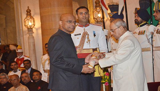 استلم الدكتور جوخال بادما شري ، رابع أعلى جائزة مدنية في البلاد (عام 2016)