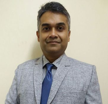 الدكتور هيمانت بآثار أفضل طبيب القلب مومباي الهند